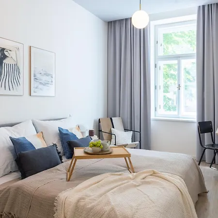 Days - 3bdr With Terrace In Residential Vinohrady