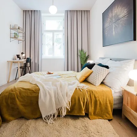 Days - 3bdr With Terrace In Residential Vinohrady Apartman